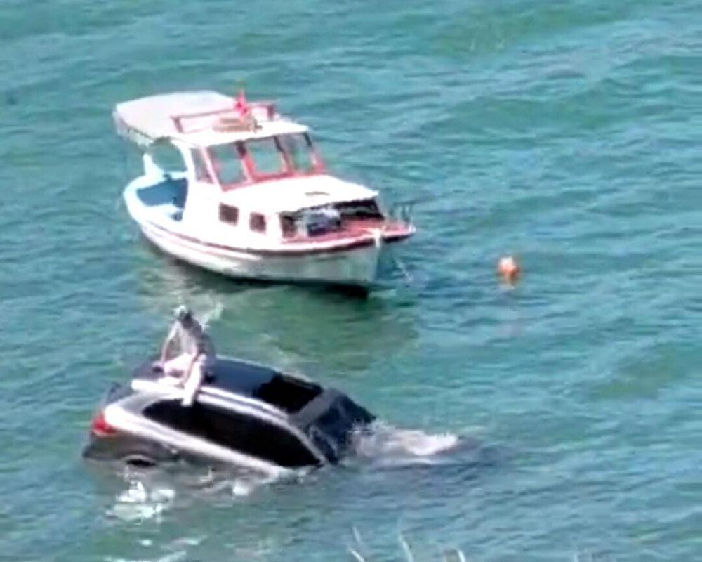 Arabasıyla denize uçtu, dakikalarca batan aracın üzerinde kurtarılmayı bekledi 3 arabasiyla denize uctu dakikalarca batan aracin uzerinde kurtarilmayi bekledi 1 K5YPKsLa