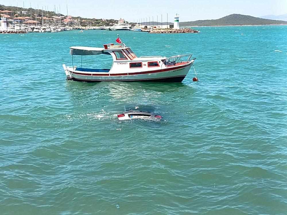 Arabasıyla denize uçtu, dakikalarca batan aracın üzerinde kurtarılmayı bekledi 5 arabasiyla denize uctu dakikalarca batan aracin uzerinde kurtarilmayi bekledi 3 Vpt6Uup9