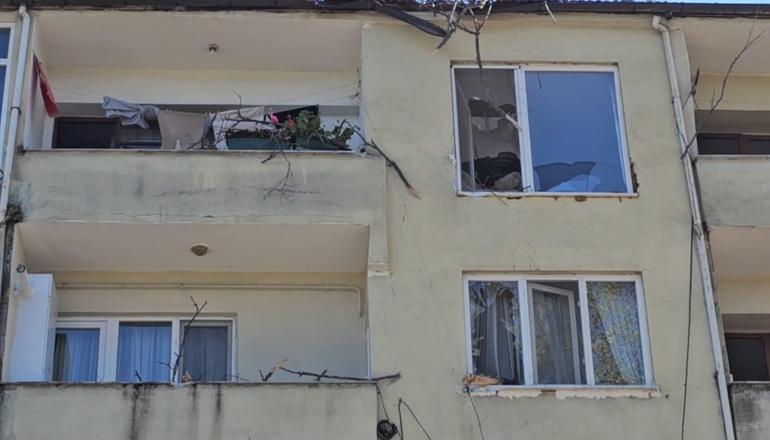 Asırlık çınar ağacı apartmanın üzerine devrildi 6 asirlik cinar agaci apartmanin uzerine devrildi 4 elWCAs9j