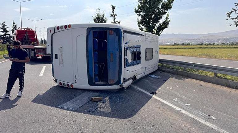 Askeri çalışanı taşıyan servis devrildi! 13 yaralı 3 askeri calisani tasiyan servis devrildi 13 yarali 1 67m9IBXU