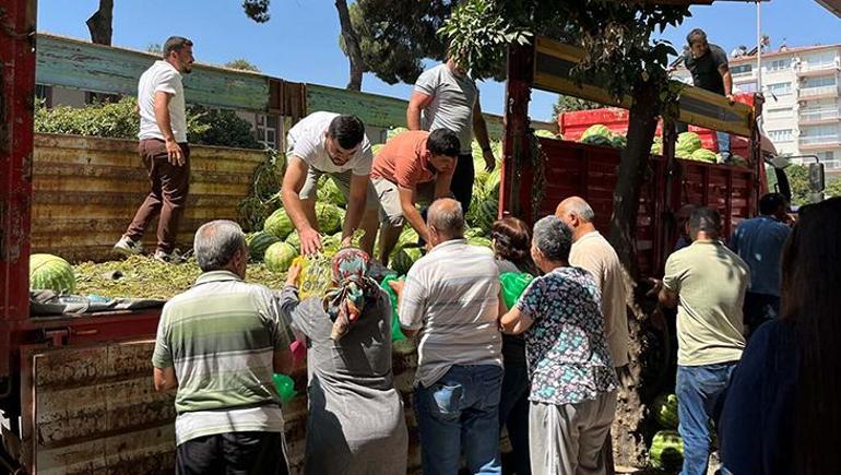 Babasının mevt yıldönümünde 1 kamyon karpuz dağıttılar: Kapış kapış gitti 2 babasinin mevt yildonumunde 1 kamyon karpuz dagittilar kapis kapis gitti 0 gINEHRsA
