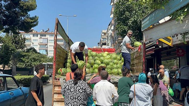 Babasının mevt yıldönümünde 1 kamyon karpuz dağıttılar: Kapış kapış gitti 3 babasinin mevt yildonumunde 1 kamyon karpuz dagittilar kapis kapis gitti 1 r3cBPrbV