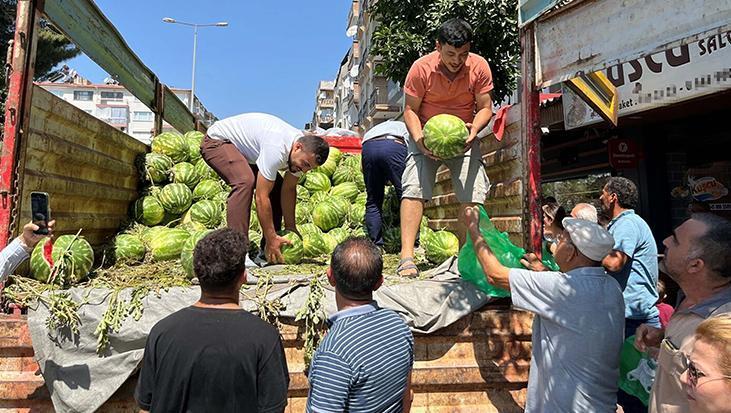 Babasının mevt yıldönümünde 1 kamyon karpuz dağıttılar: Kapış kapış gitti 1 babasinin mevt yildonumunde 1 kamyon karpuz dagittilar kapis kapis gitti eM8UYVJ4