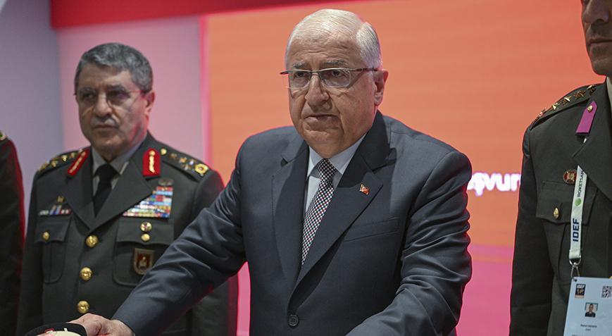 Bakan Güler IDEF 2025’te ‘Aile Yılı Standı’nı ziyaret etti