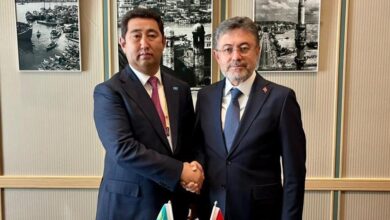 bakan yumakli ile kazak mevkidasi saparov bir ortaya geldi inDQPQKd