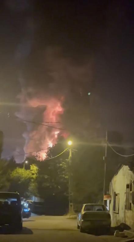 cekmekoyde fabrika yangini takimlar mudahale ediyor 0 ZLqrkane
