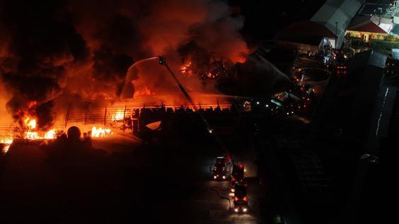 cekmekoyde korkutan fabrika yangini 11 fihjIpYA