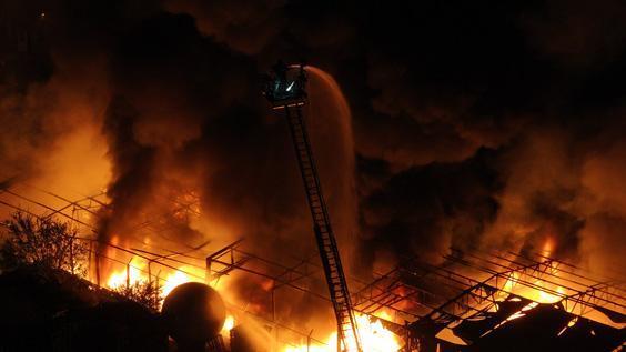 cekmekoyde korkutan fabrika yangini 5