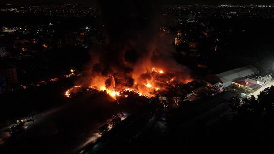 cekmekoyde korkutan fabrika yangini 9 vsXIs6HV