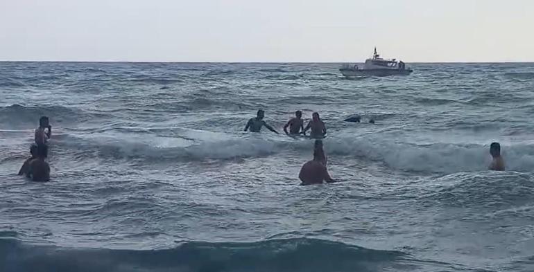 Denizde can pazarı! Yabancı asıllı şahsın boğulma tehlikesi yaşadığı anlar kamerada 4 denizde can pazari yabanci asilli sahsin bogulma tehlikesi yasadigi anlar kamerada 2