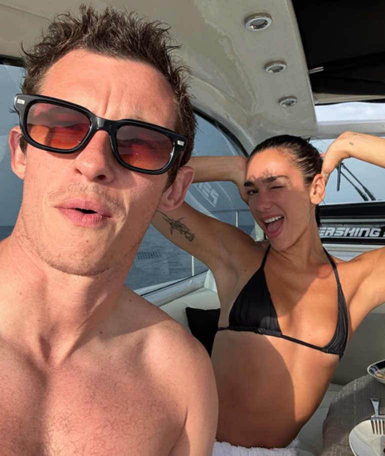 Dua Lipa ve sevgilisinden aşk dolu pozlar! 4 dua lipa ve sevgilisinden ask dolu pozlar 2 2PBzfLf4