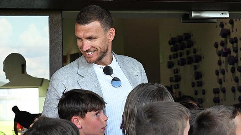 Edin Dzeko'dan yaş çıkışı! 'Kenara atılacak biri değilim' 2 edin dzekodan yas cikisi kenara atilacak biri degilim 0 XXLNNGWQ