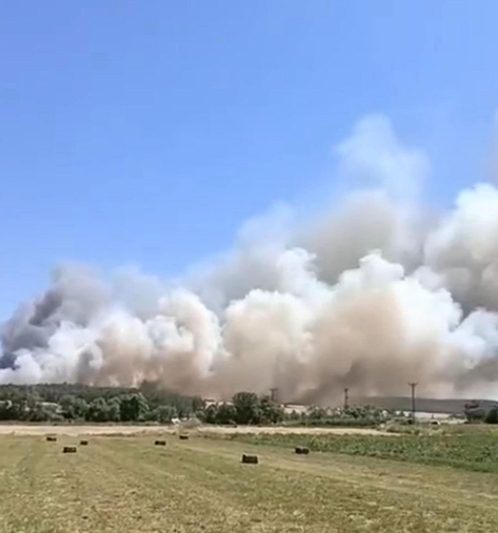 Edirne ve Balıkesir'de yangın! Havadan ve karadan müdahale ediliyor 3 edirne ve balikesirde yangin havadan ve karadan mudahale ediliyor 1 dklqMi3e