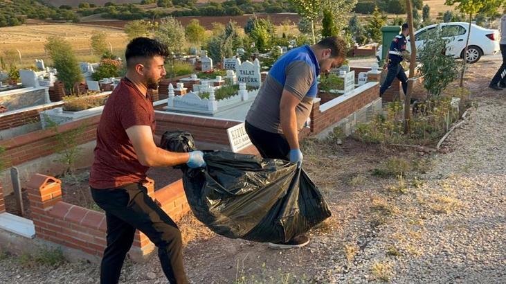 Eskişehir'de mezarlıkta müthiş olay! Bezi açan grupların kanı dondu 2 eskisehirde mezarlikta muthis olay bezi acan gruplarin kani dondu 0 hMZlRbQU