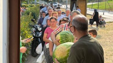 fiyatlara kizdilar 50 ton parasiz karpuz dagittilar H5CFXRjX