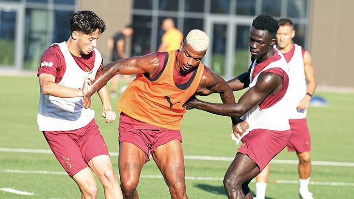 Galatasaray yeni dönem hazırlıklarını çift egzersizle sürdürdü 1 galatasaray yeni donem hazirliklarini cift egzersizle surdurdu H5O1K5CE