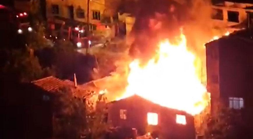 Gaziosmanpaşa’da 4 gecekondu alev alev yandı