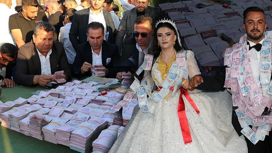 Gelini altına damadı paraya boğdular! Düğün 2 gün sürdü, 1 ton et tüketildi