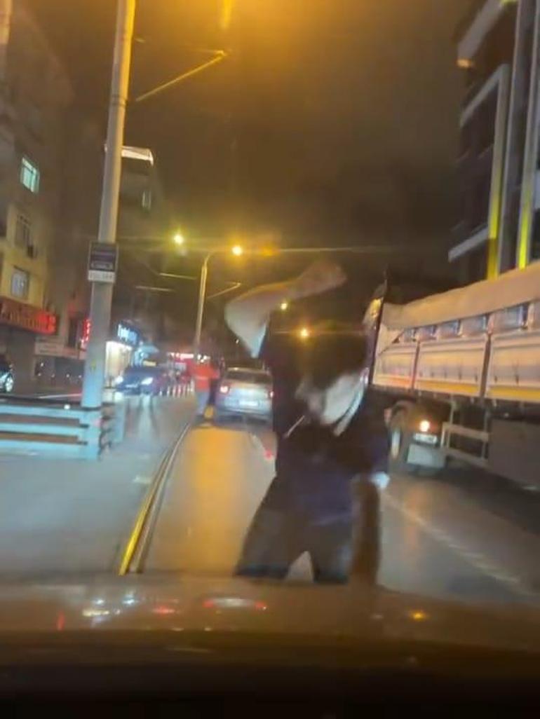 Güngören’de yol verme hengamesi: Şoför camı yumruklayarak parçaladı 3 gungorende yol verme hengamesi sofor cami yumruklayarak parcaladi 1 7gWgENOH