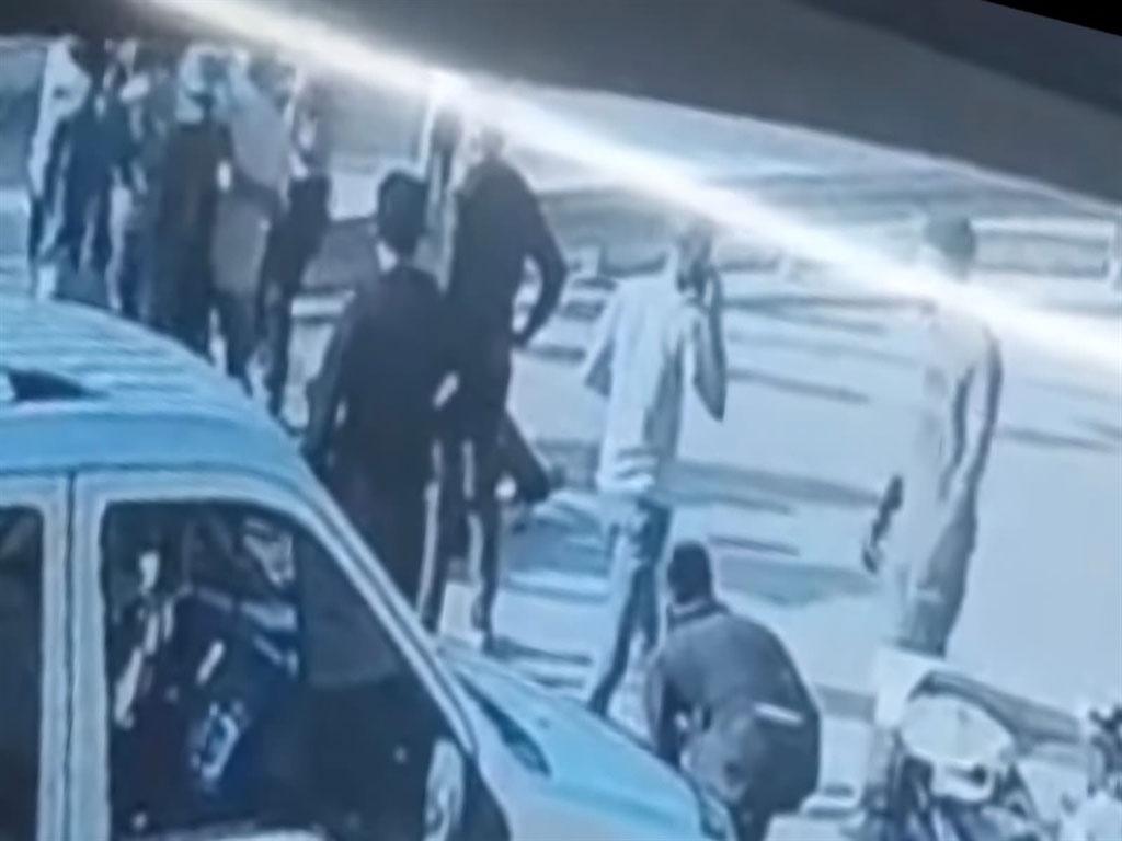 Hatay'da kaza sonrası taraflar birbirine girdi! Sopalar, yumruklar havada uçuştu 2 hatayda kaza sonrasi taraflar birbirine girdi sopalar yumruklar havada ucustu 0 duPUgv5Z