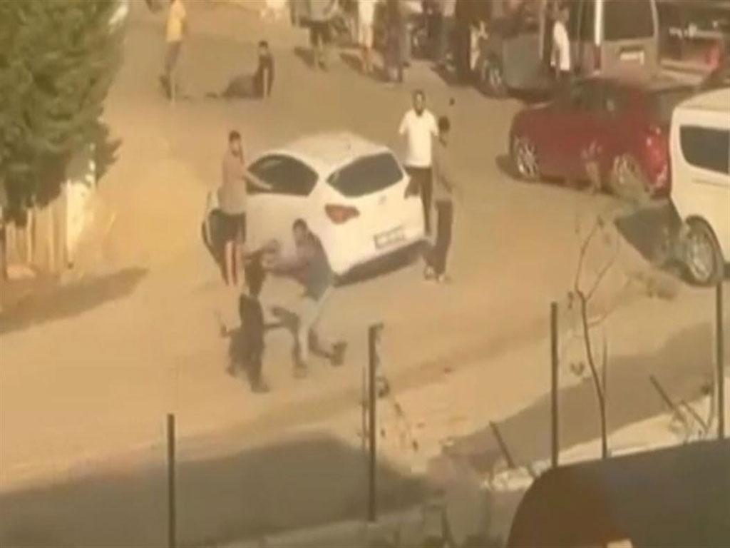 Hatay'da kaza sonrası taraflar birbirine girdi! Sopalar, yumruklar havada uçuştu 3 hatayda kaza sonrasi taraflar birbirine girdi sopalar yumruklar havada ucustu 1 LVudiO3s