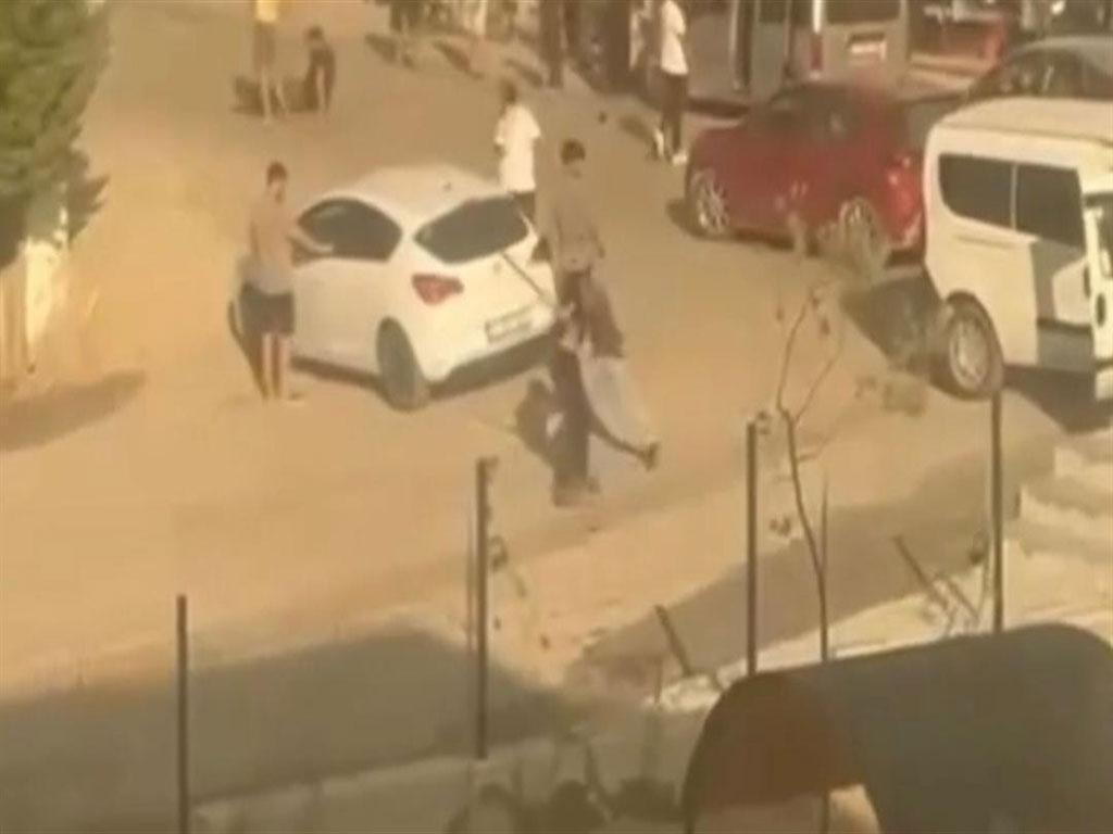 Hatay'da kaza sonrası taraflar birbirine girdi! Sopalar, yumruklar havada uçuştu 4 hatayda kaza sonrasi taraflar birbirine girdi sopalar yumruklar havada ucustu 2 2Oh1ab5N