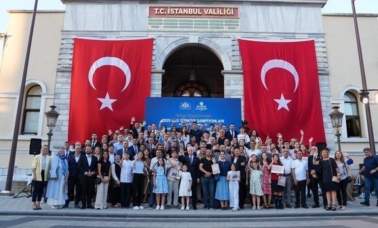istanbul valisi gul lgsde tam puan alan ogrencileri odullendirdi LVmUphD3