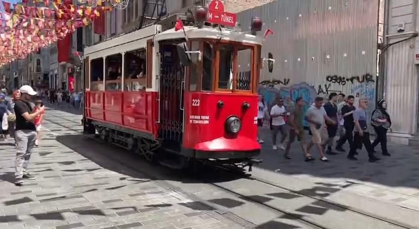 İstiklal'de fren yerine gaza basan şoför tramvaya çarptı 2 istiklalde fren yerine gaza basan sofor tramvaya carpti 0