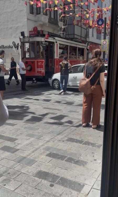 İstiklal'de fren yerine gaza basan şoför tramvaya çarptı 3 istiklalde fren yerine gaza basan sofor tramvaya carpti 1 6Qz9zDlc