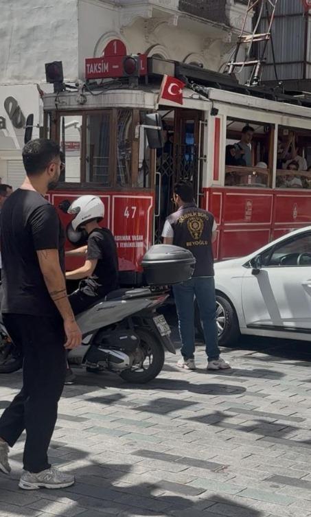 İstiklal'de fren yerine gaza basan şoför tramvaya çarptı 4 istiklalde fren yerine gaza basan sofor tramvaya carpti 2