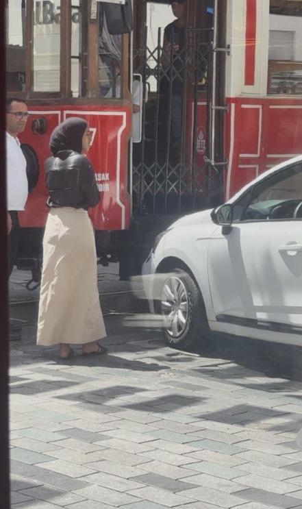 İstiklal'de fren yerine gaza basan şoför tramvaya çarptı 5 istiklalde fren yerine gaza basan sofor tramvaya carpti 3 sAlmiuRK