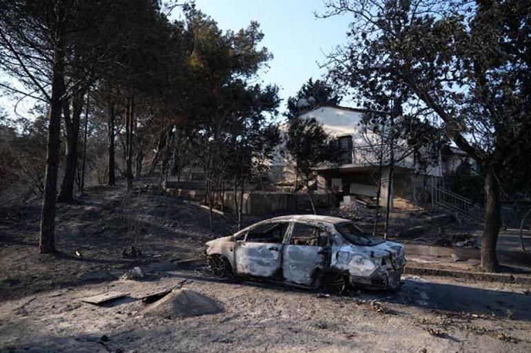 izmir antalya manisa yangin bolgesinden yurek yakan goruntuler tekerlekli sandalyedeki yasli adam son anda 56SDQ7la