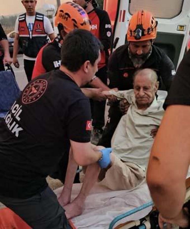 izmir antalya manisa yangin bolgesinden yurek yakan goruntuler tekerlekli sandalyedeki yasli adam son anda 5gEwjI1C
