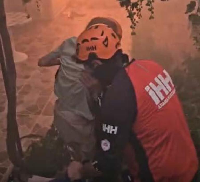 izmir antalya manisa yangin bolgesinden yurek yakan goruntuler tekerlekli sandalyedeki yasli adam son anda JmL1eiVl