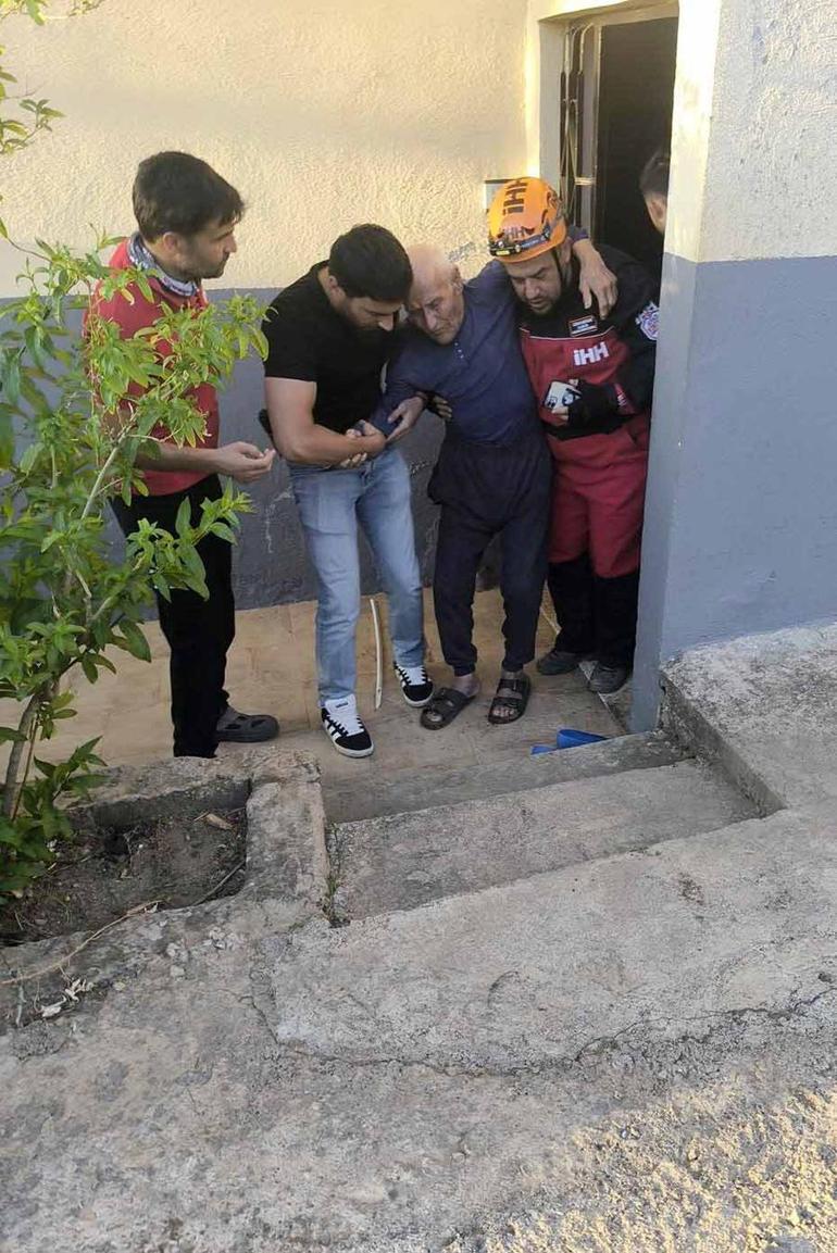izmir antalya manisa yangin bolgesinden yurek yakan goruntuler tekerlekli sandalyedeki yasli adam son anda LPaCDwJS