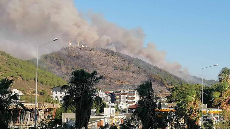 izmir antalya manisa yangin bolgesinden yurek yakan goruntuler tekerlekli sandalyedeki yasli adam son anda ekBr5vnG