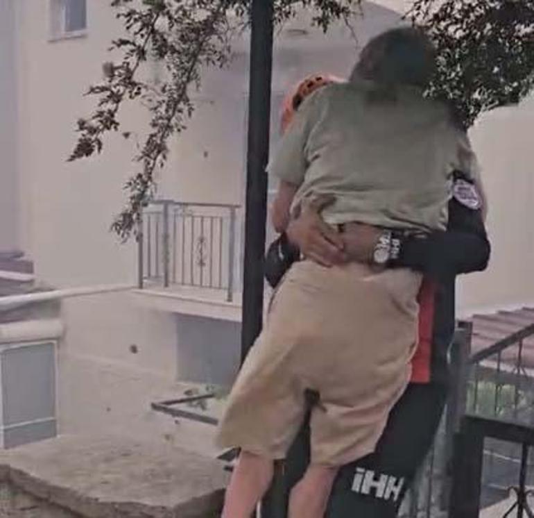 izmir antalya manisa yangin bolgesinden yurek yakan goruntuler tekerlekli sandalyedeki yasli adam son anda