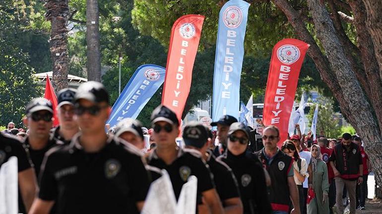İzmir BB'de işten atılan emekçiler Meclis Toplantısı'na girmek istedi 3 izmir bbde isten atilan emekciler meclis toplantisina girmek istedi 1