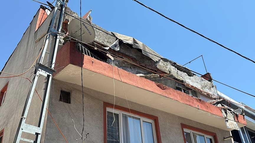 Kâğıthane’de faciadan dönüldü! 3 katlı binanın balkonu çöktü