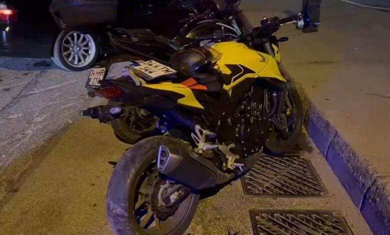 kadikoyde motosiklet ile araba carpisti 2 kisi yaralandi c7YgFanW