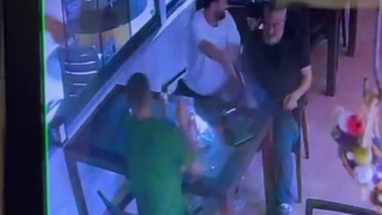 Kandıra’da polis memurunun vurulma anı ortaya çıktı! Saldırganın rahat halleri kamerada 2 kandirada polis memurunun vurulma ani ortaya cikti saldirganin rahat halleri kamerada 0 QsNRvjc9