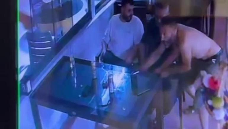 Kandıra’da polis memurunun vurulma anı ortaya çıktı! Saldırganın rahat halleri kamerada 3 kandirada polis memurunun vurulma ani ortaya cikti saldirganin rahat halleri kamerada 1 DNaNhKZG