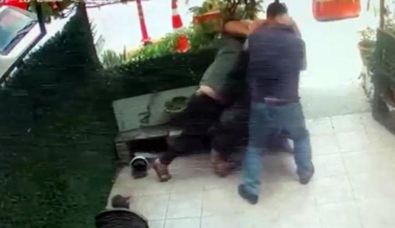 kiz arkadasina yanilgili park uyarisi yapan esnafi yumruklayarak hastanelik etti 3 mHfkpIJ6