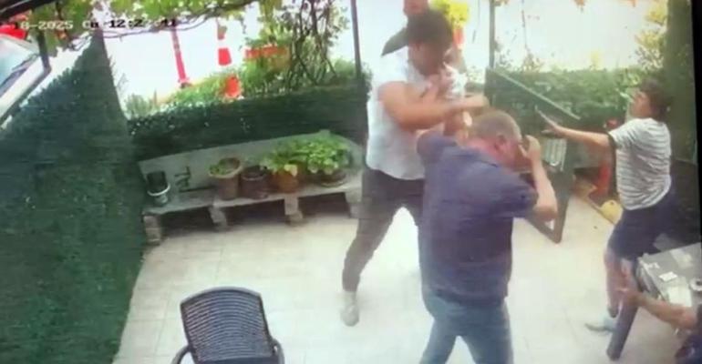 kiz arkadasina yanilgili park uyarisi yapan esnafi yumruklayarak hastanelik etti 4 lvkX3jF1