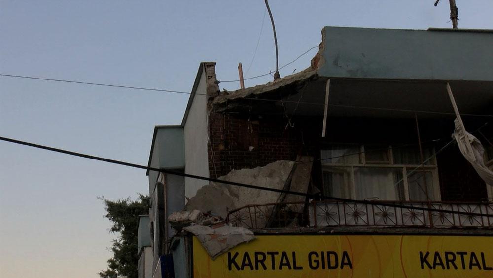 kucukcekmecede balkonu coken bina tahliye edildi 0