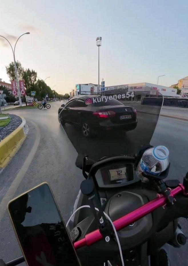 Kuryeden insanlık dersi! Trafiğin ortasında kötüleşen şoför için bir an bile tereddüt etmedi 4 kuryeden insanlik dersi trafigin ortasinda kotulesen sofor icin bir an bile tereddut etmedi 2