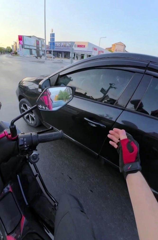 Kuryeden insanlık dersi! Trafiğin ortasında kötüleşen şoför için bir an bile tereddüt etmedi 5 kuryeden insanlik dersi trafigin ortasinda kotulesen sofor icin bir an bile tereddut etmedi 3 c9dyJMrY