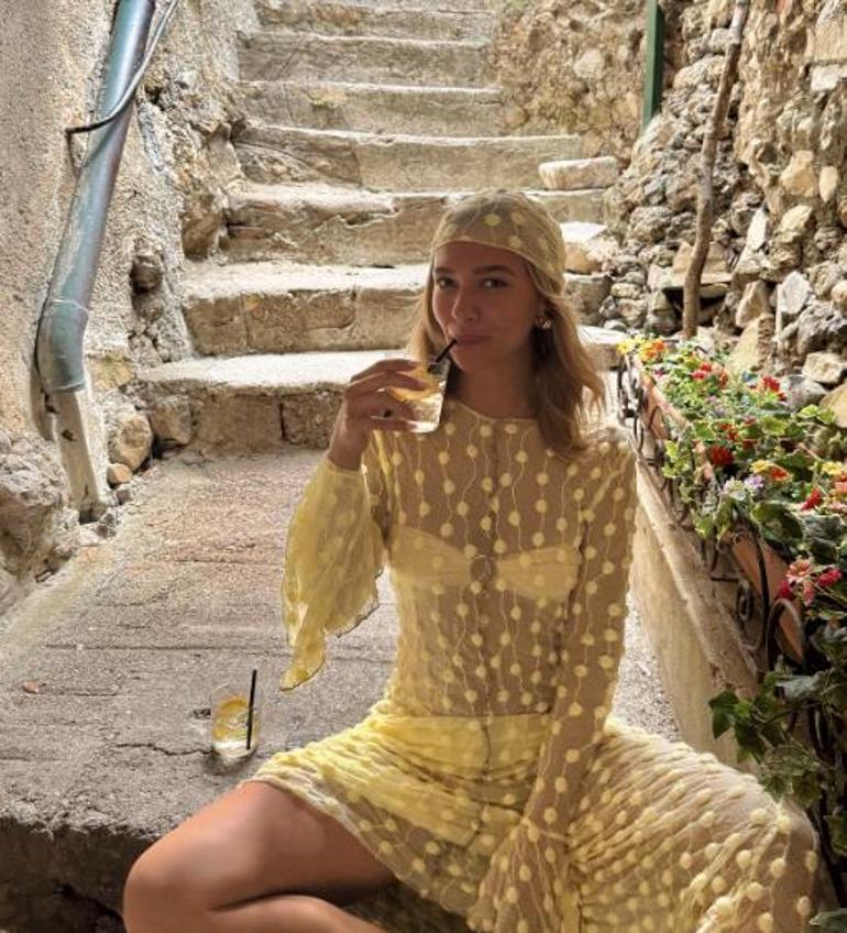 Melisa Döngel'in yeni tatil rotası! Bu kere sarılar içinde poz verdi 2 melisa dongelin yeni tatil rotasi bu kere sarilar icinde poz verdi 0