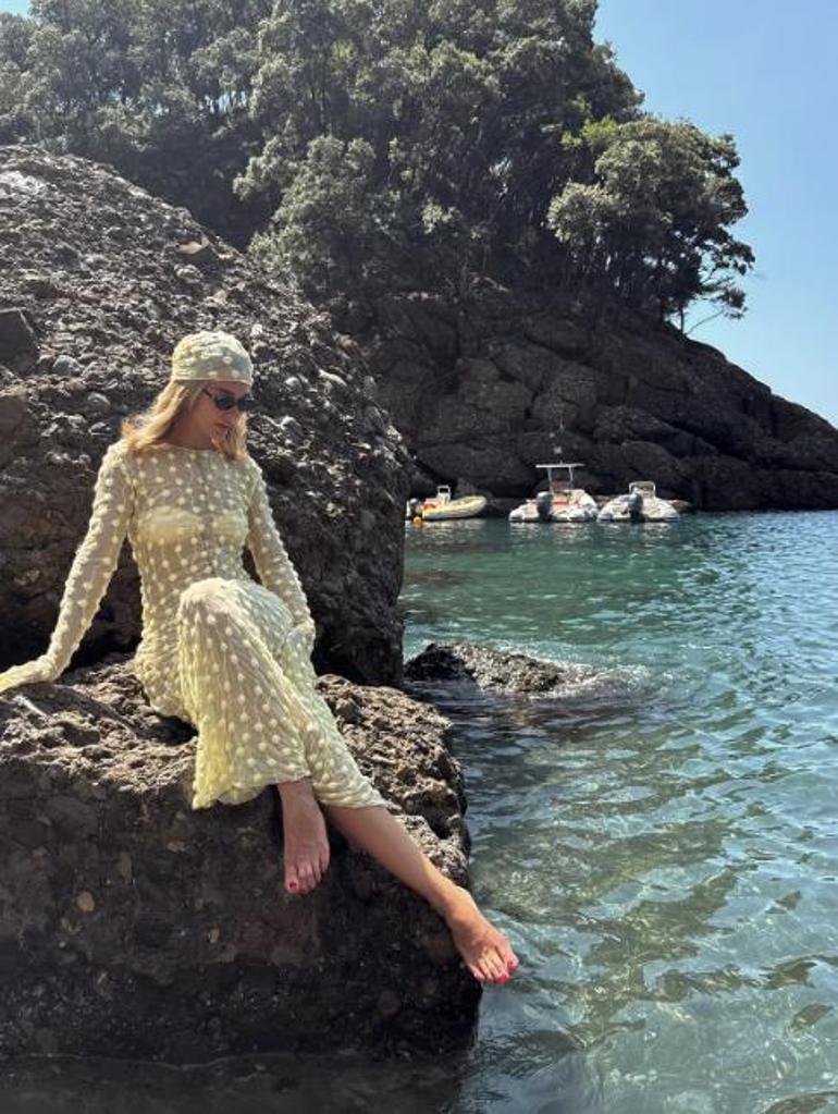 Melisa Döngel'in yeni tatil rotası! Bu kere sarılar içinde poz verdi 3 melisa dongelin yeni tatil rotasi bu kere sarilar icinde poz verdi 1