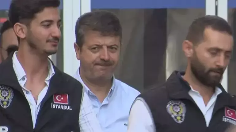 Misyondan uzaklaştırılan Adıyaman Belediye Başkanı Abdurrahman Tutdere'nin ev mahpusu kaldırıldı 2 misyondan uzaklastirilan adiyaman belediye baskani abdurrahman tutderenin ev mahpusu kaldirildi 0 JZwV8MCz